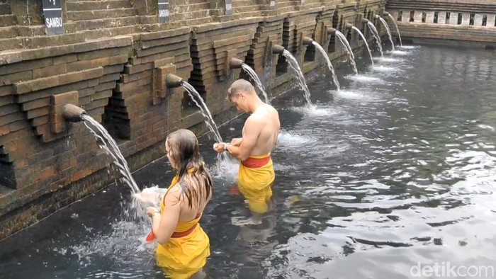 1760268513238-prosesi-melukat-dan-persembahyangan-memohon-berkat-diikuti-sejumlah-turis-mancanegara-di-pengelukatan-pancoran-solas-badung-1760259836278_169