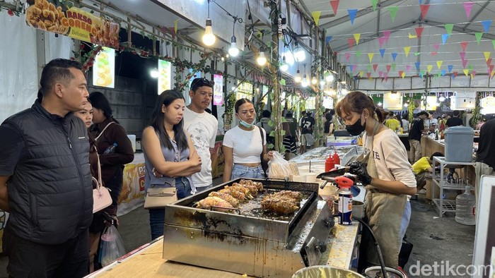 1760289906475-suasana-festival-kuliner-viral-indonesia-yang-digelar-di-trans-studio-mall-denpasar-minggu-12102025-rizki-setyo-1760280965294_169
