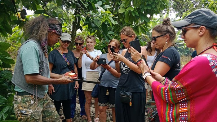 1760289933476-wisatawan-mancanegara-terlihat-antusias-belajar-memetik-buah-kakao-di-agrowisata-desa-bebidas-kecamatan-wanasaba-lombok-timur--1760278496581_169