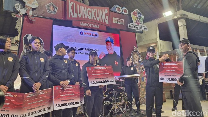 1760290027427-acara-penerimaan-bonus-atlet-sekaligus-pembubaran-kontingen-klungkung-di-balai-budaya-semarapura-minggu-12102025-ni-komang-ayu-1760276190617_169