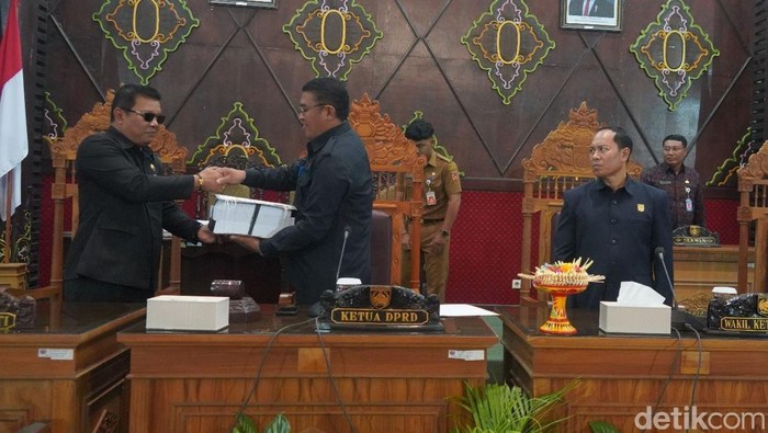 1760355271483-paripurna-dprd-karangasem-1760346283429_169