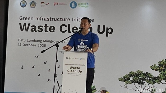1760355287863-menko-ahy-saat-sambutan-di-acara-green-infrastructure-inisiative-waste-clean-up-di-batu-lumbang-mangrove-pemogan-denpasar-seni-1760345387018_169