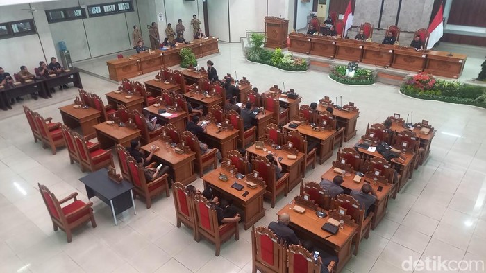 1760376551779-rapat-paripurna-dprd-buleleng-penyampaian-pandangan-fraksi-atas-ranperda-tentang-perubahan-kelima-atas-perda-kabupaten-bulelen-1760360734004_169