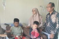 1760376557390-kepala-dikpora-kota-bima-mahfud-dan-pj-sekda-mariamah-menjenguk-siswa-keracunan-mbg-yang-masih-dirawat-di-rsud-kota-bima-mingg-1760270598098_169