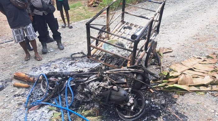 1760376601190-polisi-melakukan-olah-tkp-di-lokasi-pembakaran-motor-di-desa-saukibe-kecamatan-amfoang-barat-laut-kabupaten-kupang-ntt-senin-1-1760354076189_169