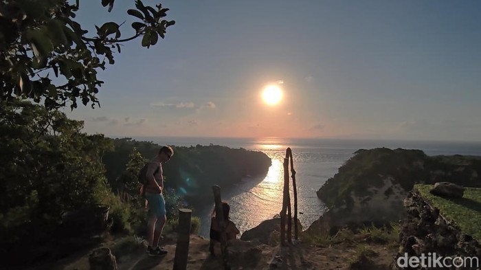 1760397500831-berburu-sunrise-di-atuh-beach-nusa-penida-bali-7_169