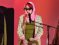 1760397516778-billie-eilish-cosplay-jadi-barbie-di-panggung-grammy-2024-3_43