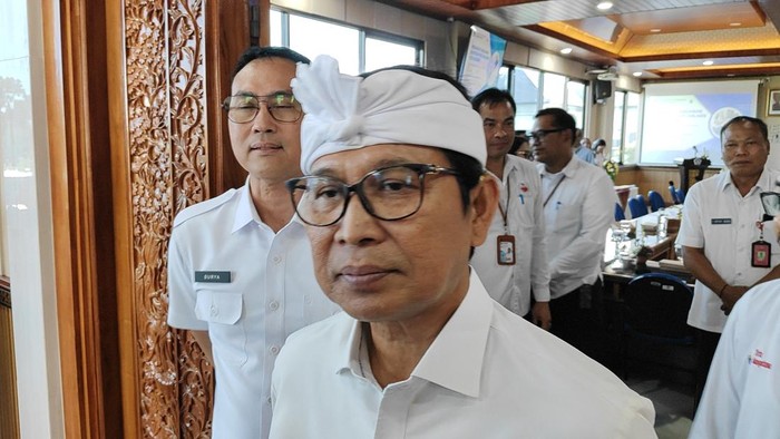 1760441389614-bupati-badung-i-wayan-adi-arnawa-saat-ditemui-di-perumda-air-minum-tirta-mangutama-rabu-sore-392025-agus-ekadetikbali-1756913188248_169
