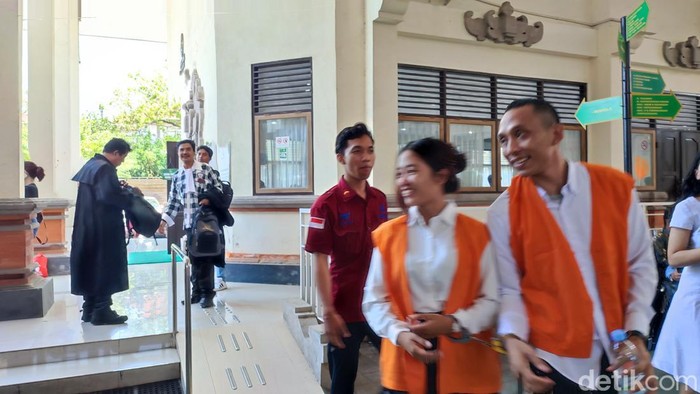 1760441410645-asutri-pedagang-sayuran-saat-keluar-dari-ruang-sidang-candra-pengadilan-negeri-pn-denpasar-selasa-14102025-1760438244040_169