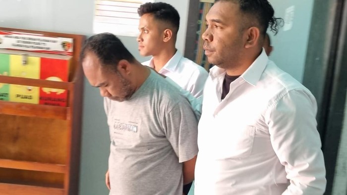 1760441421518-polisi-mengamankan-yafet-nokas-guru-olahraga-yang-aniaya-siswanya-hingga-tewas-di-desa-poli-kecamatan-santian-kabupaten-tts-nt-1760436460170_169