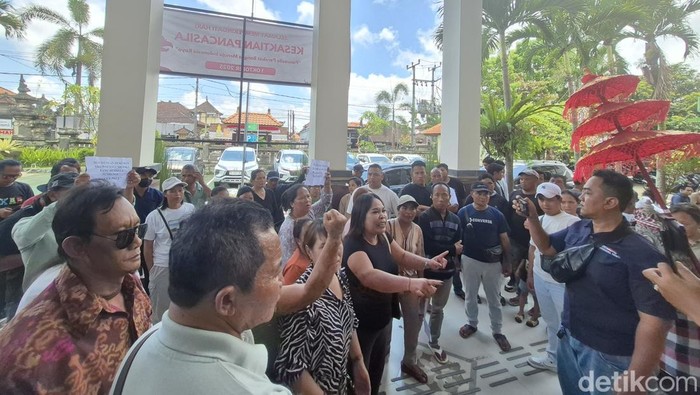 1760441437729-aksi-orasi-keluarga-mang-alam-warnai-sidang-pembuktian-atas-pembunuhan-dengan-terdakwa-mangku-luwes-selasa-14102025-1760435132113_169