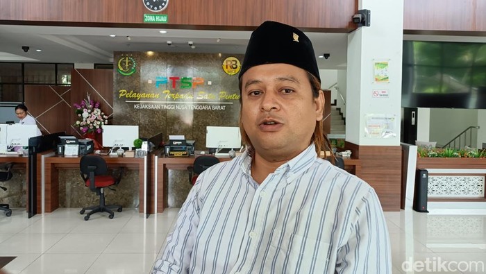 1760441497561-anggota-dprd-ntb-abdul-rahim-usai-diperiksa-kejati-ntb-selasa-14102025-1760430603074_169