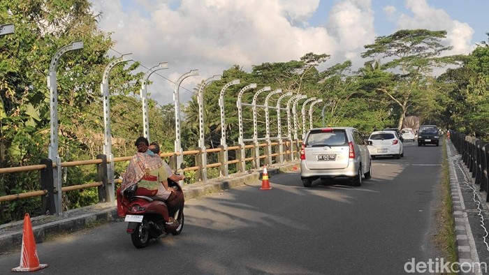 1760462904223-pekerja-memasang-kerangka-tiang-pagar-di-sisi-utara-jembatan-penet-sangeh-badung-sebelum-nanti-dipasang-jaring-kawat-selasa-14-1760452024358_169