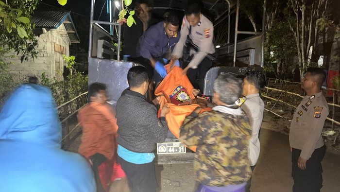 1760462931093-polisi-saat-mengevakuasi-para-korban-pembantaian-di-desa-amol-kecamatan-miomaffo-timur-kabupaten-ttu-ntt-senin-13102024-malam-1760431821154_169