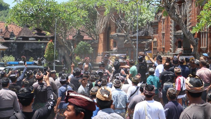 1760462941787-suasana-di-desa-adat-bugbug-yang-sempat-bersitegang-hingga-terjadi-aksi-saling-dorong-antar-masyarakat-senin-13102025-dok-huma-1760448745014_169