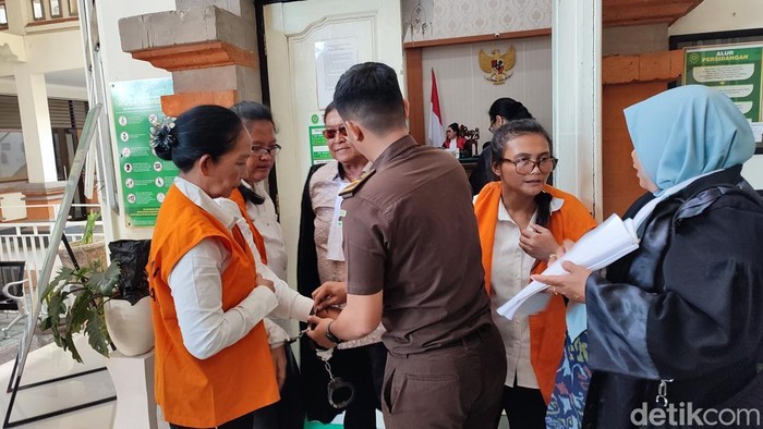 1760462984115-tiga-wanita-terdakwa-kasus-penganiayaan-terhadap-pria-bertato-menjalani-sidang-tuntutan-di-pn-denpasar-selasa-14102025-1760446293331_169