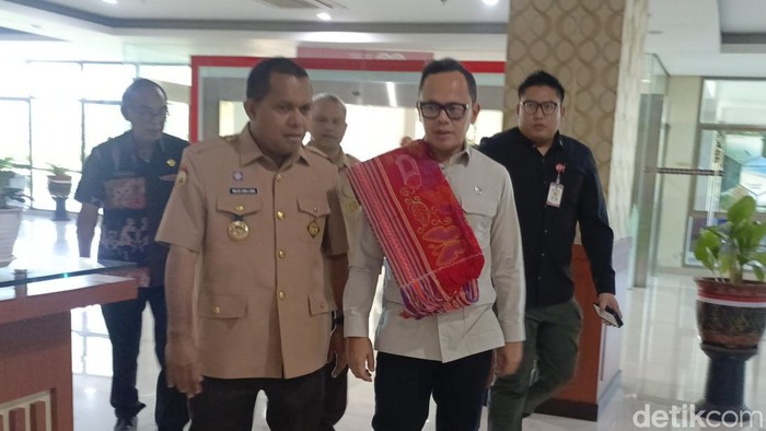 1760463005973-wamendagri-bima-arya-bersama-gubernur-ntt-melki-laka-lena-berbincang-sebelum-merilis-protal-sasandi-di-kupang-selasa-14102025-1760444475871_169