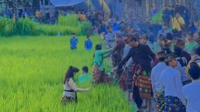 1760463016523-tangkapan-layar-video-detik-detik-keributan-dua-grup-gendang-belek-ketika-nyongoolan-di-desa-jurit-kecamatan-pringgasela-lombo-1760443502854_169