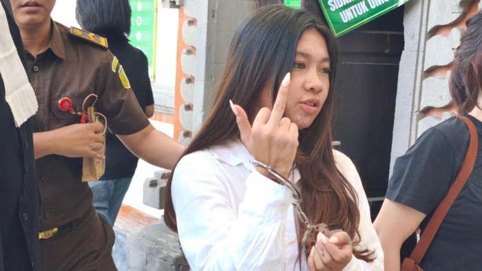 1760463022141-selebgram-vienna-varella-mengacungkan-jari-tengah-ke-arah-wartawan-seusai-keluar-dari-ruang-sidang-pn-denpasar-kamis-14102025-1760442320863_169