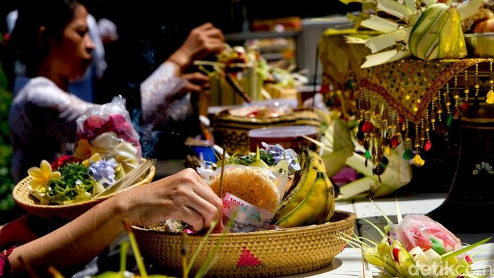 1760483831810-suasana-khidmat-galungan-di-pura-amerta-jati-depok-1745385468745_169