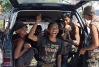 1760506427172-satgas-dinsos-mataram-mengamankan-sejumlah-anak-punk-di-simpang-jalan-sweta-kota-mataram-ntb-rabu-15102025-foto-nathea-citrade-1760503724242_169