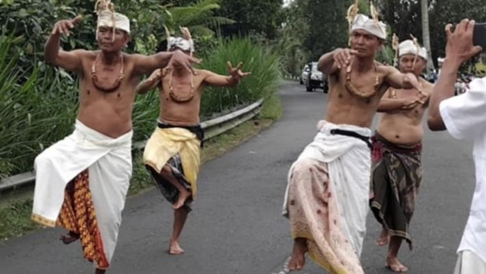 1760506481280-tari-baris-kekuwung-dari-desa-adat-sandakan-desa-sulangai-kecamatan-petang-badung-ditetapkan-sebagai-salah-satu-wbtb-2025-dok--1760494311715_169