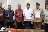1760506497517-bupati-badung-i-wayan-adi-arnawa-dan-gubernur-wayan-koster-memanggil-manajemen-gwk-di-rumah-jabatan-gubernur-bali-di-denpasar--1760490823864_169