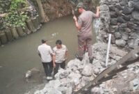 1760549605770-satpol-pp-badung-melihat-pembongkaran-bangunan-pondasi-tanggul-yang-mepet-aliran-sungai-di-batu-belah-desa-pererenan-kecamatan-1760538899228_169