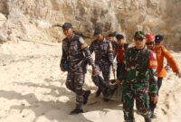 1760549622036-proses-evakuasi-wn-prancis-alena-yang-tewas-terseret-ombak-di-pantai-kelingking-nusa-penida-klungkung-rabu-15102025-1760537950710_169