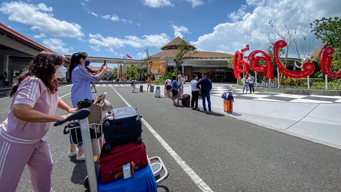 1760549643354-wisatawan-di-bandara-i-gusti-ngurah-rai-bali-4_169