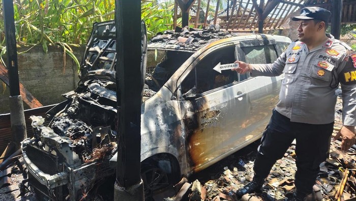 1760549659609-kondisi-garasi-dan-mobil-suzuki-ertiga-warga-banjar-dinas-tengah-desa-kerambitan-tabanan-ludes-terbakar-rabu-15102025-istimewa-1760535286739_169