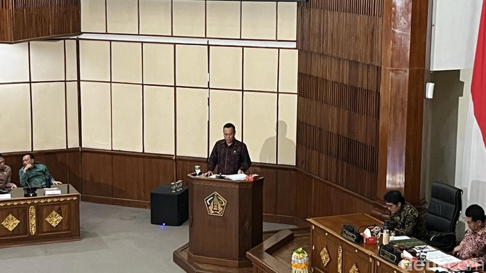 1760549681440-anggota-dprd-bali-dari-fraksi-demokrat-nasdem-i-komang-wirawan-saat-rapat-paripurna-dprd-bali-rabu-15102025-rizki-setyo-1760532704011_169