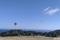 1760549692120-suasana-peserta-sky-lancing-paragliding-xcross-country-championship-2025-saat-mengikuti-breafing-di-lokasi-take-off-di-bukit-s-1760532478884_169