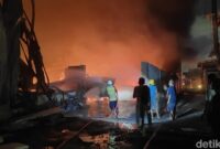 1760549702887-kebakaran-hebat-melanda-sebuah-pabrik-mil-bubuk-putih-campuran-acian-semen-yang-berlokasi-di-desa-cepaka-kediri-tabanan-bali-r-1760531220924_169