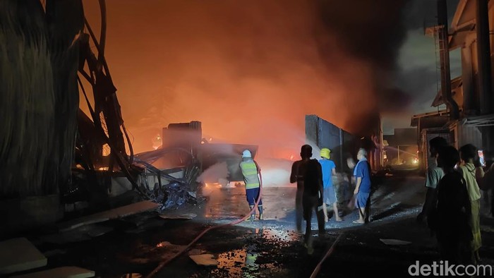 1760549702887-kebakaran-hebat-melanda-sebuah-pabrik-mil-bubuk-putih-campuran-acian-semen-yang-berlokasi-di-desa-cepaka-kediri-tabanan-bali-r-1760531220924_169