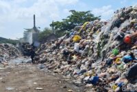 1760549734841-tumpukan-sampah-warga-kota-mataram-bak-gunung-sampah-yang-ada-di-tps-sandubaya-sweta-kota-mataram-rabu-15102025-nathea-citrade-1760529910444_169