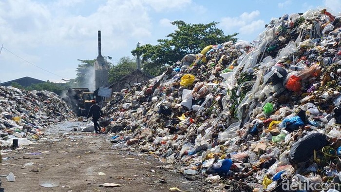 1760549734841-tumpukan-sampah-warga-kota-mataram-bak-gunung-sampah-yang-ada-di-tps-sandubaya-sweta-kota-mataram-rabu-15102025-nathea-citrade-1760529910444_169