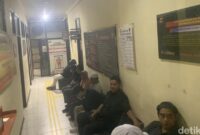 1760592736877-keempat-tersangka-duduk-di-ruang-tunggu-satreskrim-polres-lombok-barat-didampingi-kuasa-hukum-rabu-15102025-1760528682346_169