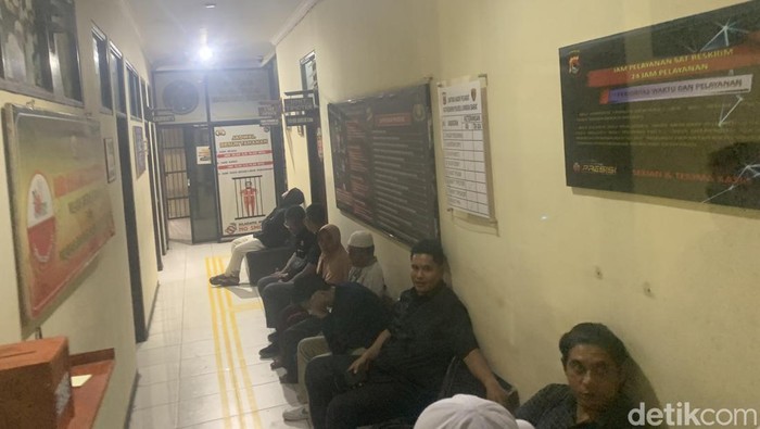 1760592736877-keempat-tersangka-duduk-di-ruang-tunggu-satreskrim-polres-lombok-barat-didampingi-kuasa-hukum-rabu-15102025-1760528682346_169