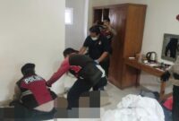 1760614316331-jasad-pria-rusia-tertelungkup-dengan-baju-celana-tanggal-dievakuasi-polisi-dari-dalam-kamar-vila-di-pererenan-badung-polres-ba-1760612811928_169
