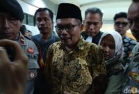 1760614424447-mantan-sekda-ntb-rosiady-husaenie-sayuti-seusai-mengikuti-sidang-vonis-di-pengadilan-tipikor-mataram-jumat-10102025-malam-foto-1760104663739_169