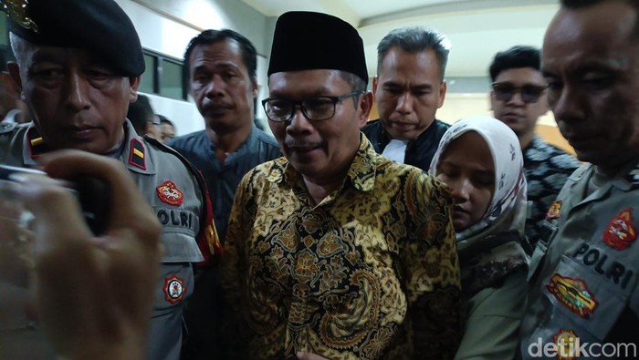 1760614424447-mantan-sekda-ntb-rosiady-husaenie-sayuti-seusai-mengikuti-sidang-vonis-di-pengadilan-tipikor-mataram-jumat-10102025-malam-foto-1760104663739_169