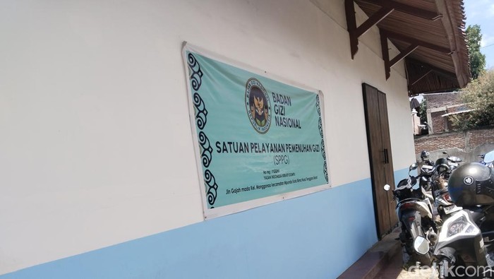 1760635717601-salah-satu-dapur-makan-bergizi-gratis-mbg-di-kota-bima-ntb-foto-rafiindetikbali-1760605804271_169