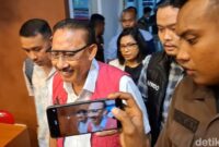 1760635744773-eks-wali-kota-kupang-jonas-salean-saat-digiring-ke-mobil-tahanan-di-kejati-ntt-kamis-16102025-yufengki-briadetikbali-1760630478552_169