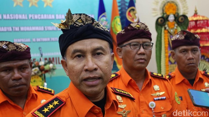 1760635750454-kepala-badan-sar-nasional-marsekal-madya-tni-mohammad-syafii-saat-kunjungan-kerja-di-kantor-sar-denpasar-kamis-16102025-foto-a-1760629661924_169