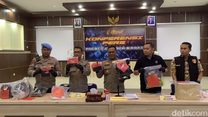 1760635766953-polisi-menunjukkan-sejumlah-barang-bukti-kasus-pembunuhan-brigadir-esco-saat-konferensi-pers-di-polres-lombok-barat-kamis-1610-1760628067909_169