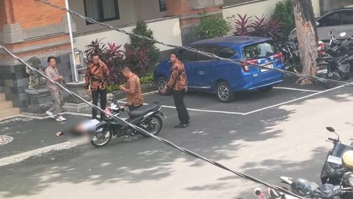 1760635863017-suasana-saat-t-tergeletak-di-depan-lobi-gedung-fisip-unud-denpasar-rabu-15102025-foto-dok-istimewa-1760516495829_169