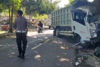 1760635894549-truk-berpelat-nomor-dk-8927-tf-menabrak-pohon-hingga-ringsek-di-jalur-amlapura-denpasar-tepatnya-di-desa-sengkidu-kecamatan-ma-1760618200832_169