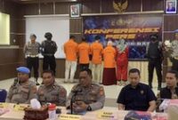 1760679132170-konferensi-pers-kasus-pembunuhan-brigadir-esco-di-polres-lombok-barat-kamis-16102025-foto-m-zahiruddindetikbali-1760614749333_43