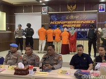 1760679132170-konferensi-pers-kasus-pembunuhan-brigadir-esco-di-polres-lombok-barat-kamis-16102025-foto-m-zahiruddindetikbali-1760614749333_43